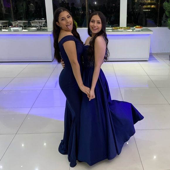 Beautiful custom made gown - Picture 3 of 4